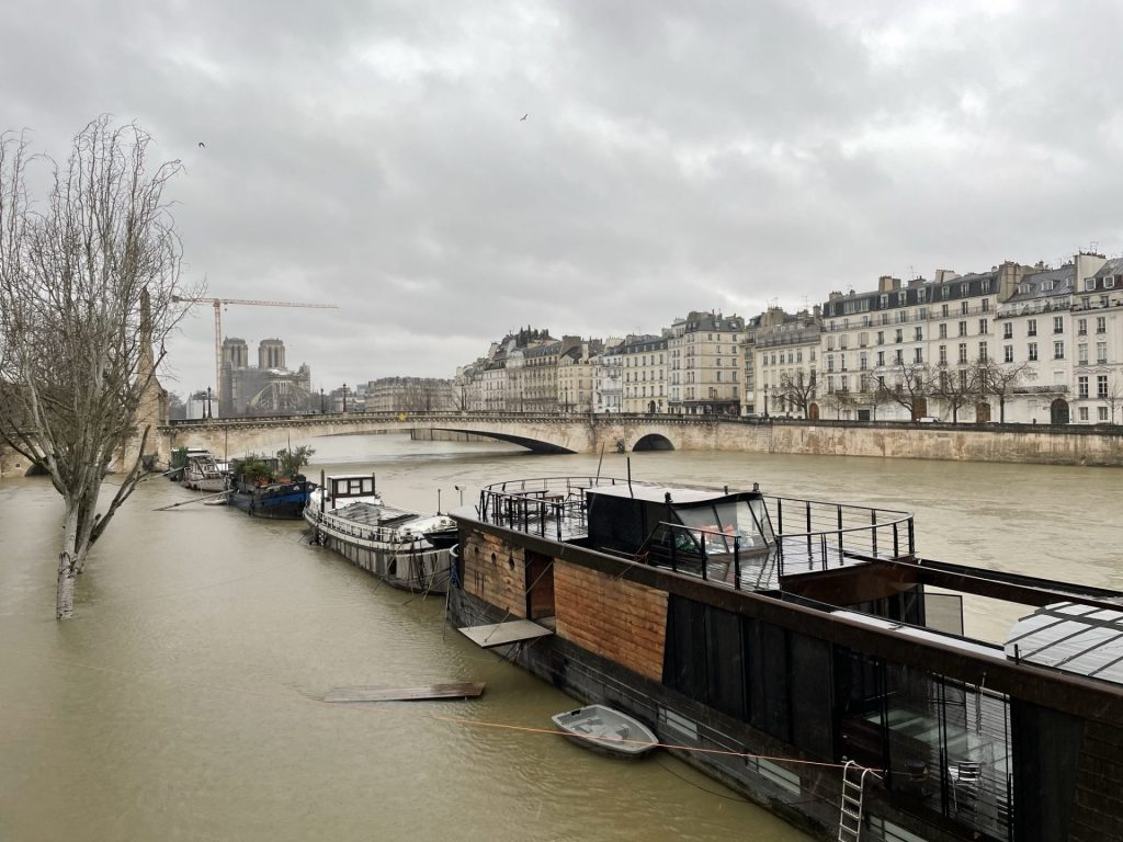 Est-il sûr de se baigner dans la Seine à Paris ? Y retrouve-t-on du plomb émis par l’incendie de Notre-Dame ? Conclusions de l’analyse des contaminants lors des crues de la Seine survenues entre 2016 et 2024