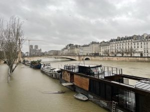 Est-il sûr de se baigner dans la Seine à Paris ? Y retrouve-t-on du plomb émis par l’incendie de Notre-Dame ? Conclusions de l’analyse des contaminants lors des crues de la Seine survenues entre 2016 et 2024